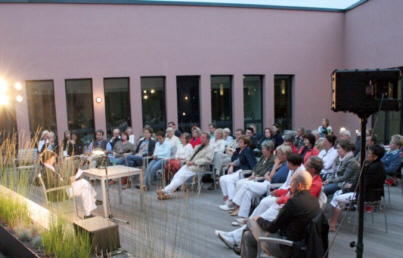 Lesung im Hof der Flensburger Stadtbibliothek