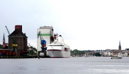 Kreuzfahrtschiff MS Deutschland am Harniskai in Flensburg