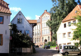 Die Schlossstrae mit der Paulus-Paulsen-Schule