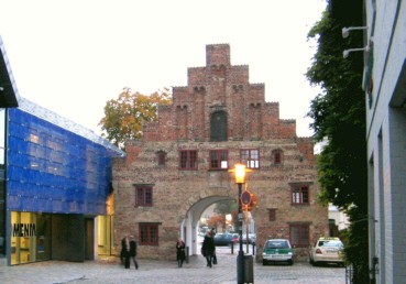 Nordertor und links das Science Center Phnomenta
