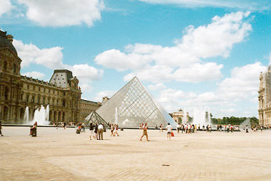 Die gro�e Glas-Pyramide im Hof des Louvre