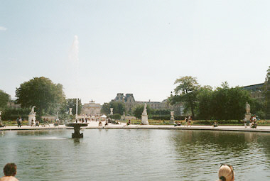 Das groe Fontne-Wasserbecken in den Tuilerien, Blick zum Louvre