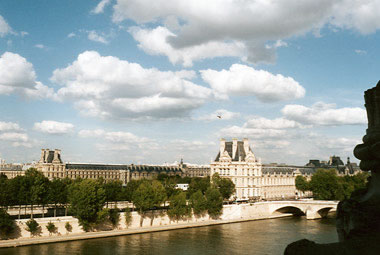 Blick vom Muse d'Orsay zum Louvre